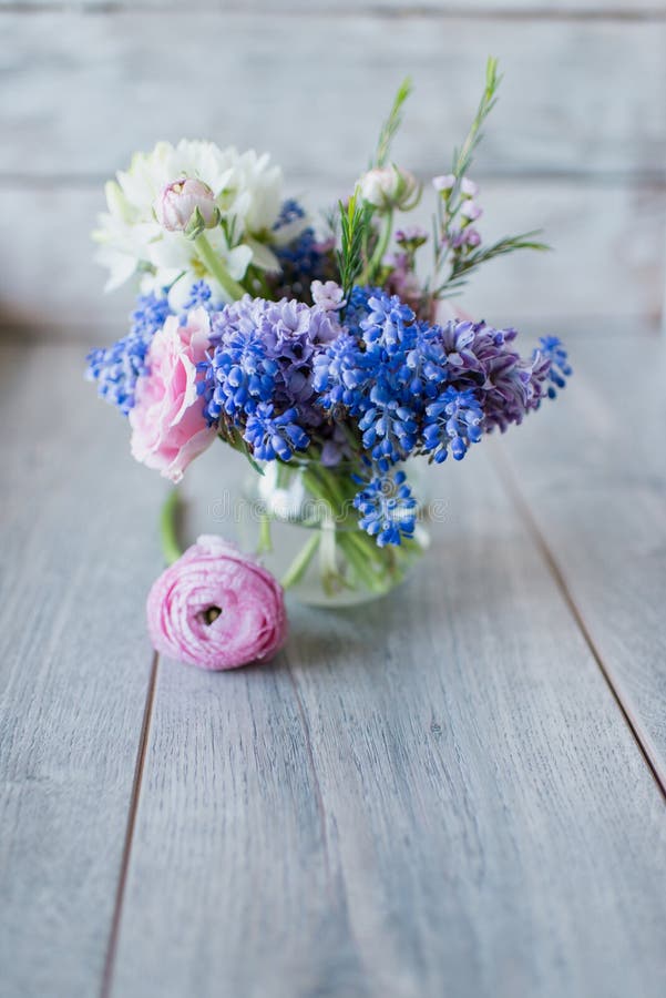 Un Bouquet Des Fleurs Dans Un Vase Photo Stock Image Du Floraison Raisin 70986100