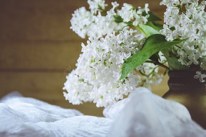 Un Bouquet Du Lilas Blanc Dans Un Pot D'argile Sur Un Fond En Bois Plan  Rapproché, Foyer Mou Photo stock - Image du fleur, cadeau: 134794722