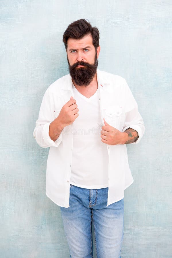 Un Buen Día Hombre Barbudo Lleva Camisa Blanca Moda Masculina Casual  Colección De Verano Modelo Masculino En Camisa Blanca Brutal Imagen de  archivo - Imagen de vaqueros, haircut: 179891165