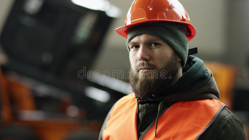 Un buen mec?nico del retrato muestra la aprobaci?n de la muestra, dando los pulgares para arriba el servicio profesional del coch