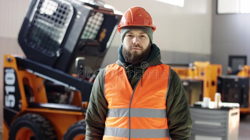 Un buen mec?nico del retrato muestra la aprobaci?n de la muestra, dando los pulgares para arriba el servicio profesional del coch