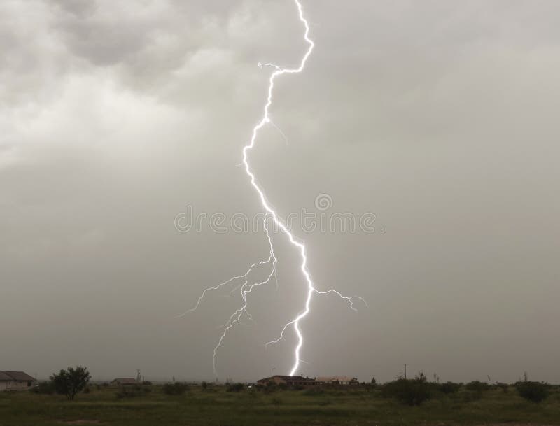 Un bullone di lampo coglie nel segno rurale fotografia stock Un bullone di lampo coglie nel segno rurale fotografia stock