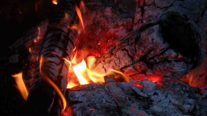 Un burning candente del fuego del campo