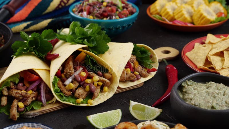 Un burrito à la mexicaine servi avec quelques limes. guacamole avec chips tortilla banque de vidéos
