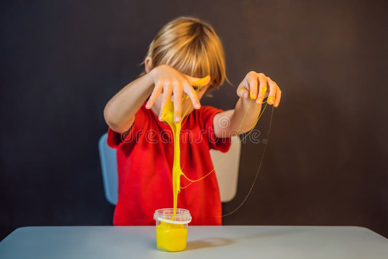 Un băiat care se joacă cu mâna a făcut o jucărie numită slămâie. . royalty free stock photos