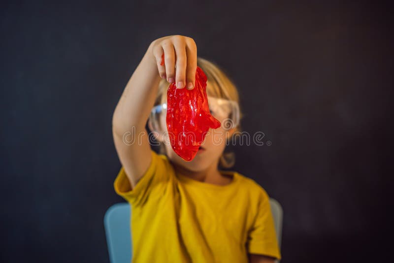 Un băiat care se joacă cu mâna a făcut o jucărie numită slămâie. joacă-te cu copii cu noroi. royalty free stock photos