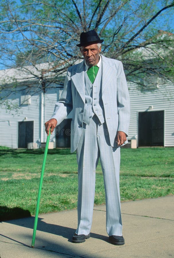 Un caballero afroamericano en su paseo de la mañana, Richmond, VA