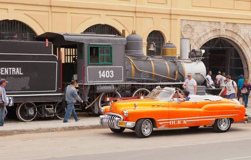 Un cabriolet cubano tipico e un vecchio treno a vapore fotografie stock libere da diritti Un cabriolet cubano tipico e un vecchio treno a vapore fotografie stock libere da diritti