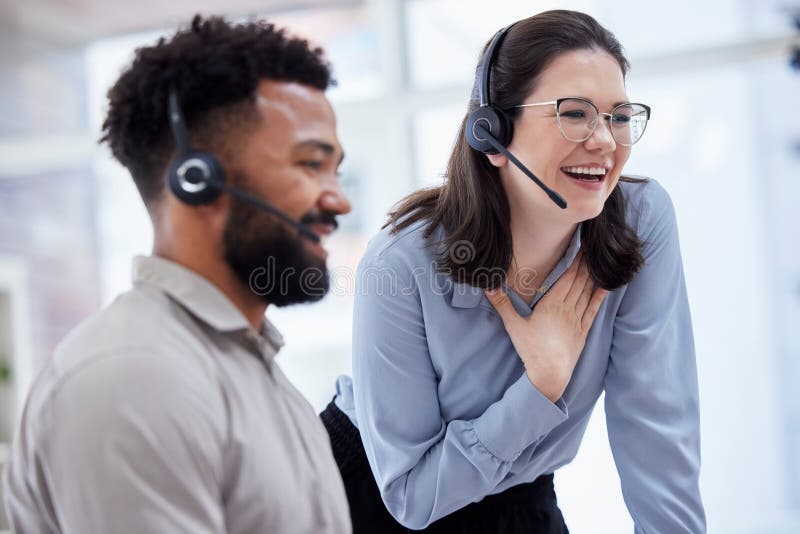 Un call center caucazian vesel care se ocupă de telemarketing agent de formare a unui nou asistent mixt într-un birou. supraveghet stock photo