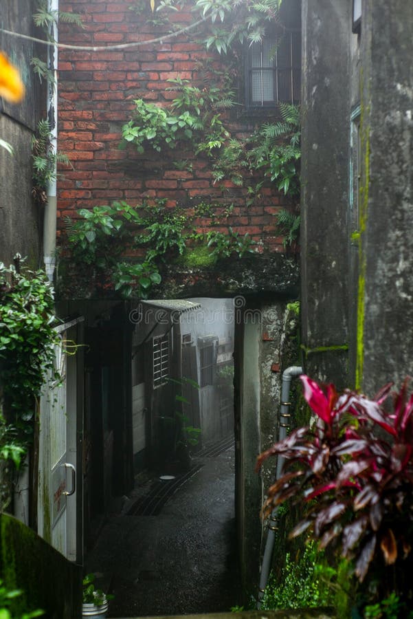 Un callejón y una escalera traseros misteriosos en el pueblo taiwanés de Jiufen - 3 fotos de archivo libres de regalías Un callejón y una escalera traseros misteriosos en el pueblo taiwanés de Jiufen - 3 fotos de archivo libres de regalías