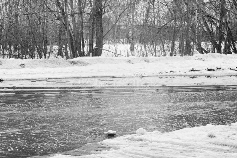 Un Camino Con Charcos De Nieve Derretida Y Hielo En Un Día Nublado De Primavera. Reflexiones En Agua Fría. Nieve Y Barro. Parches Foto de archivo - Imagen de corteza, hielo: 214268968 Un Camino Con Charcos De Nieve Derretida Y Hielo En Un Día Nublado De Primavera. Reflexiones En Agua Fría. Nieve Y Barro. Parches Foto de archivo - Imagen de corteza, hielo: 214268968