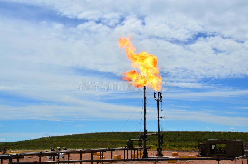 Un camino di fuoco che brucia il gas naturale nel dakota settentrionale.