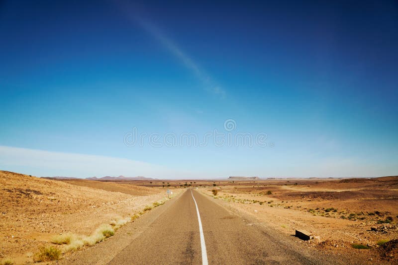 Un camino sin fin recto en el desierto imágenes de archivo libres de regalías Un camino sin fin recto en el desierto imágenes de archivo libres de regalías