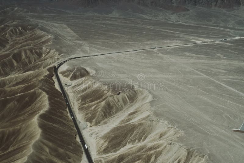 Un camion bianco funziona sulla strada principale panamericana attraverso il deserto di Nazca nel Perù
