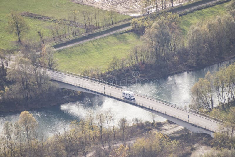 Un campeur conduisant sur un pont photo stock Un campeur conduisant sur un pont photo stock
