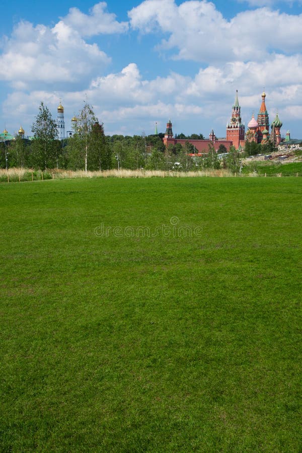 Un campo verde delante de la Moscú el Kremlin Paisaje con imágenes de archivo libres de regalías Un campo verde delante de la Moscú el Kremlin Paisaje con imágenes de archivo libres de regalías
