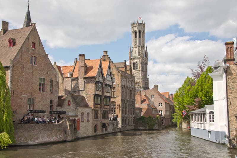 Un canale a Bruges, Belgio, con il campanile famoso nei precedenti fotografia stock Un canale a Bruges, Belgio, con il campanile famoso nei precedenti fotografia stock