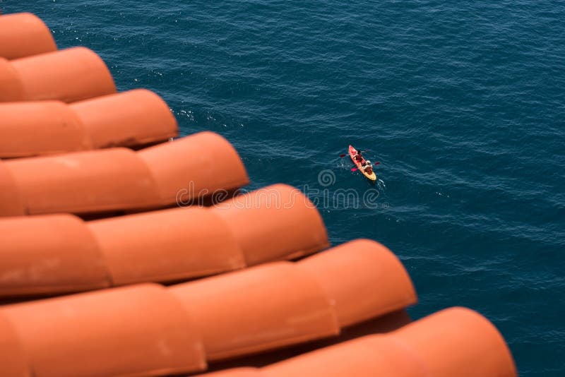 Un canottaggio del kajak nel mare fotografia stock Un canottaggio del kajak nel mare fotografia stock