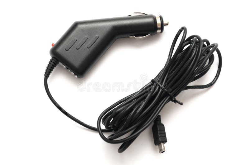 Un cargador negro del coche con el cable de conexión de la salida del USB fotografía de archivo Un cargador negro del coche con el cable de conexión de la salida del USB fotografía de archivo