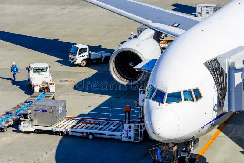 Un avión cargando mercancías. fotos de archivo libres de regalías