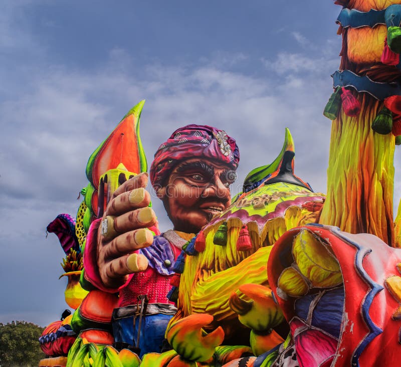 Un Carnevale-galleggiante variopinto immagine stock libera da diritti Un Carnevale-galleggiante variopinto immagine stock libera da diritti
