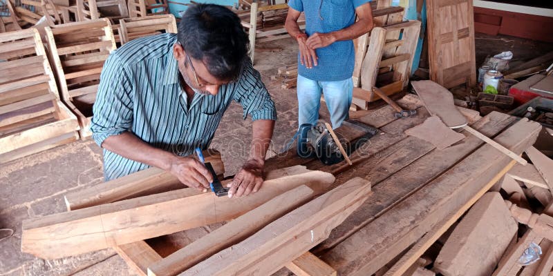 Un Carpintero De Pueblo Indio Haciendo Muebles En Un Taller De Madera Foto  editorial - Imagen de cortador, cosecha: 162009686
