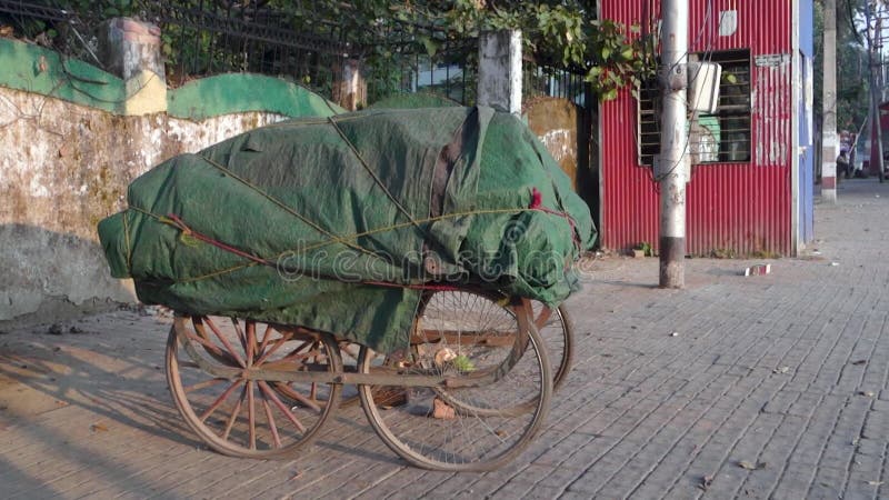 Un carrello a mano avvolto sul lato della strada. uttarakhand india