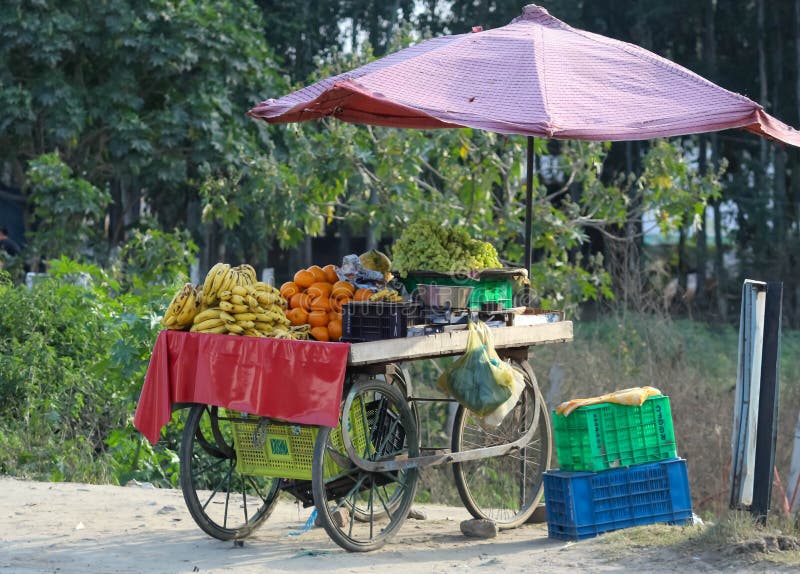 Empaquetado y colorida fruta fresca aparece en un carro de los vendedores  callejeros de la Ciudad de México Fotografía de stock - Alamy