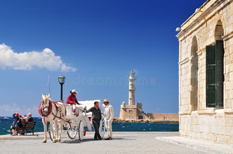 Un cavallo e un carro per viaggi in città, nel porto Veneto, nel porto mediterraneo di Chania, Creta, Isole greche, Grecia fotografia stock Un cavallo e un carro per viaggi in città, nel porto Veneto, nel porto mediterraneo di Chania, Creta, Isole greche, Grecia fotografia stock