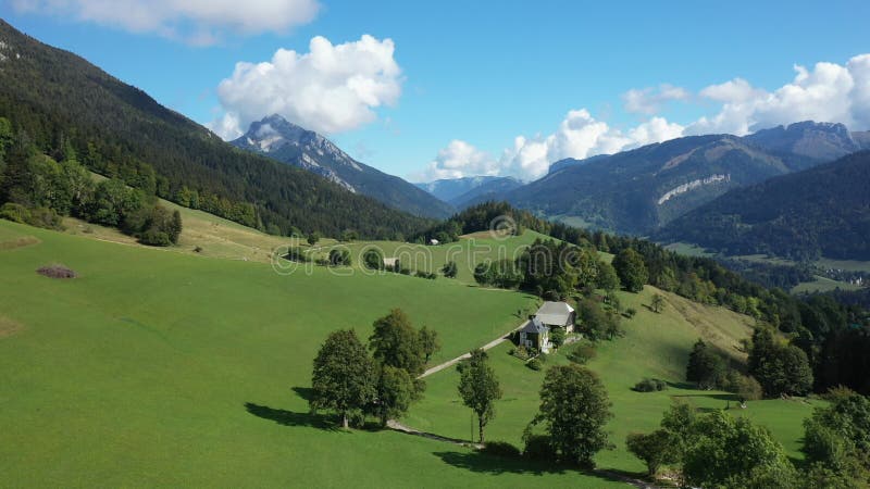 Un chalé a lo largo de una carretera de montaña en el macizo de la chartreuse