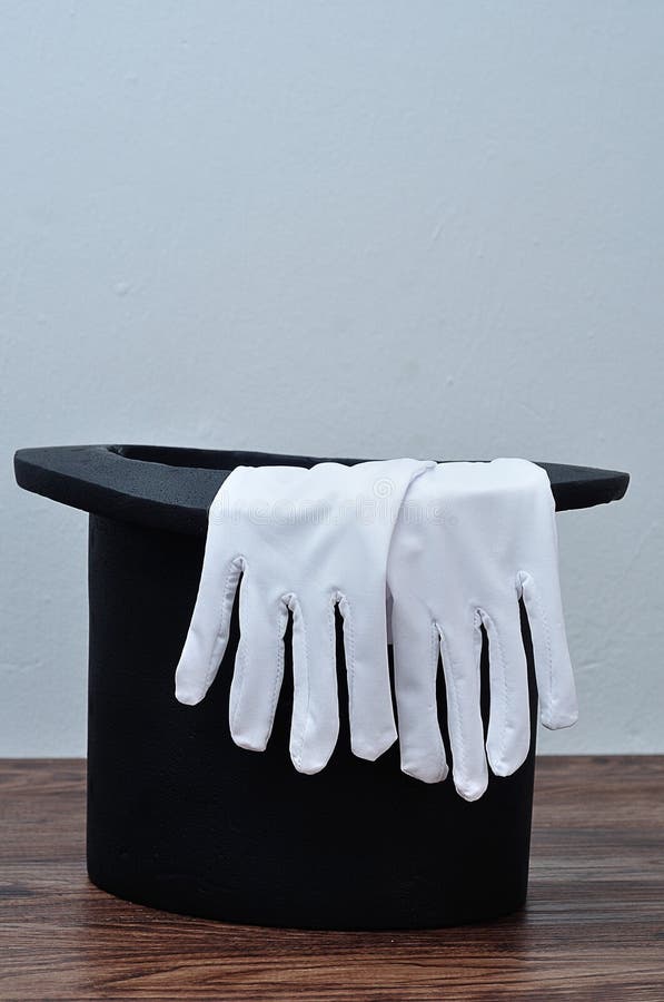 Un chapeau de magicien avec une paire de gants image libre de droits Un chapeau de magicien avec une paire de gants image libre de droits