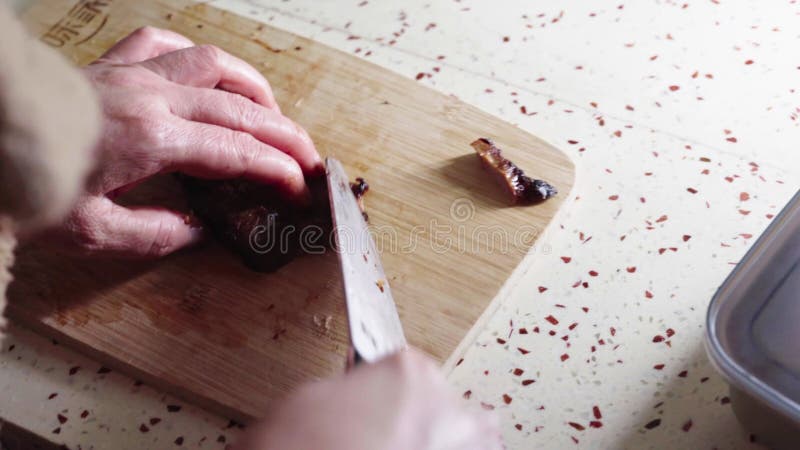 Un chef cuelga un avistamiento de salvelino para llenar char siu bao