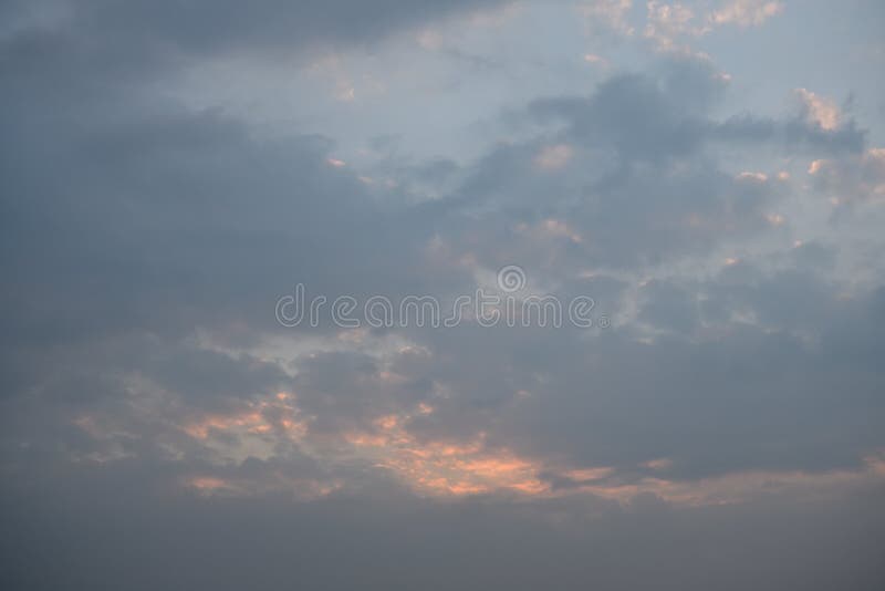 Un cielo nublado coloreado en colores pastel gris y azul de la puesta del sol foto de archivo Un cielo nublado coloreado en colores pastel gris y azul de la puesta del sol foto de archivo