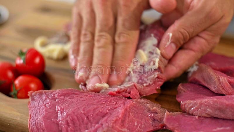 Un cierre de un chef frotando mantequilla en un trozo de carne almacen de video