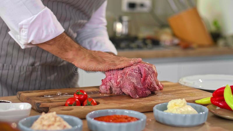Un cierre de un chef frotando mantequilla en un trozo de carne metrajes