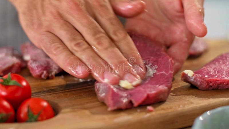 Un cierre de un chef frotando mantequilla en un trozo de carne almacen de metraje de vídeo