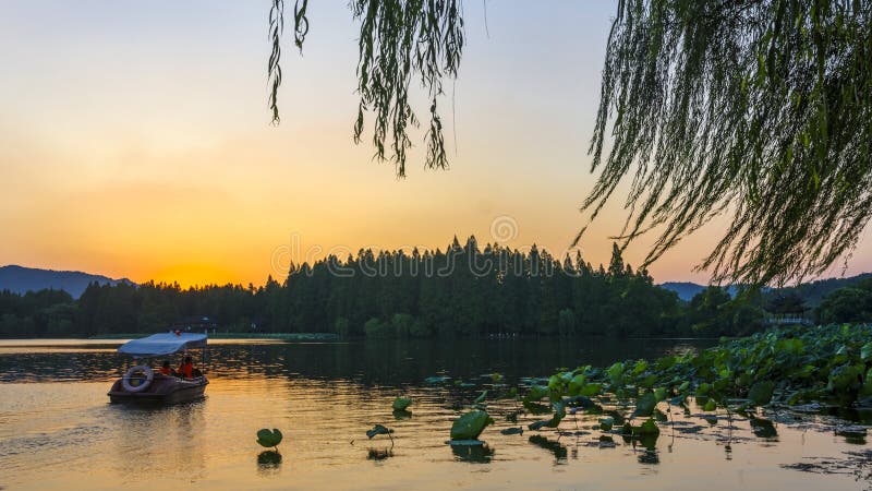 Un cierto momento crepuscular en el lago del oeste, Hangzhou imágenes de archivo libres de regalías Un cierto momento crepuscular en el lago del oeste, Hangzhou imágenes de archivo libres de regalías