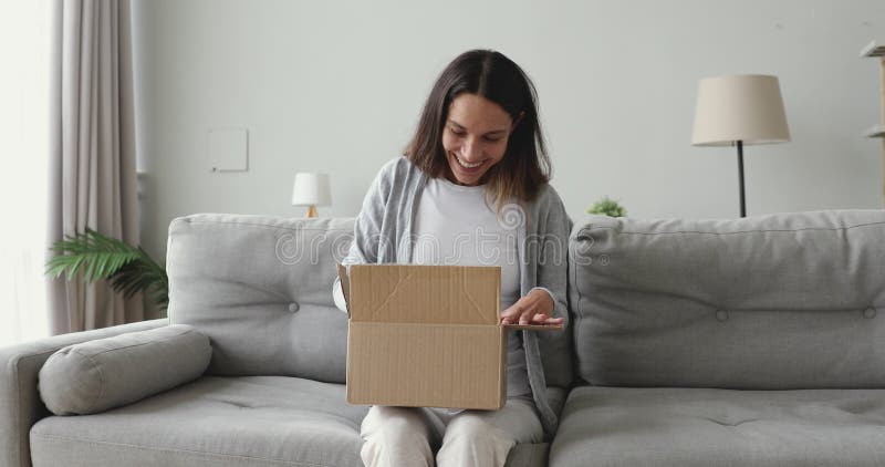 Un cliente femminile sorridente soddisfatto del servizio di consegna