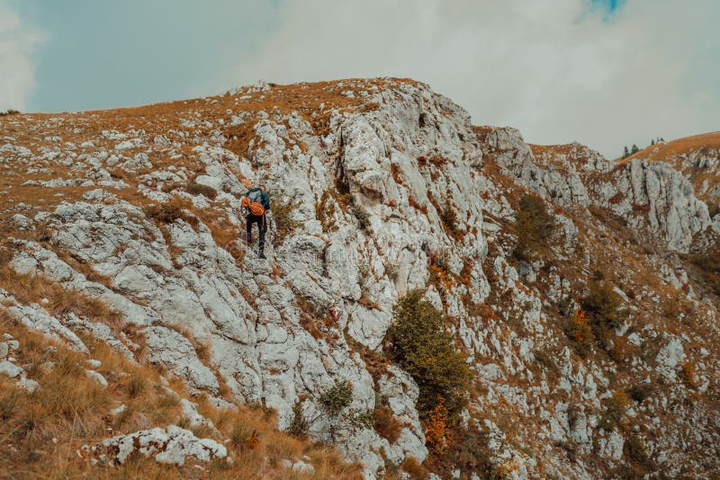 Un climber maschio che si arrampica sulla scogliera di montagna viaggia adrenalina sport estremo all'aperto. immagini stock libere da diritti