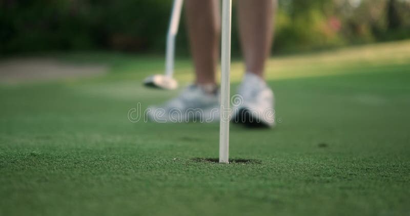 Un closeup des jambes d'une femme jouant au golf sur la pelouse d'un country club. banque de vidéos