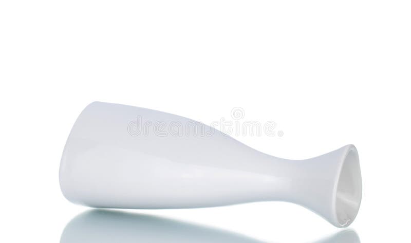 Un closeuse de vase de fleurs en céramique isolé sur fond blanc. image stock