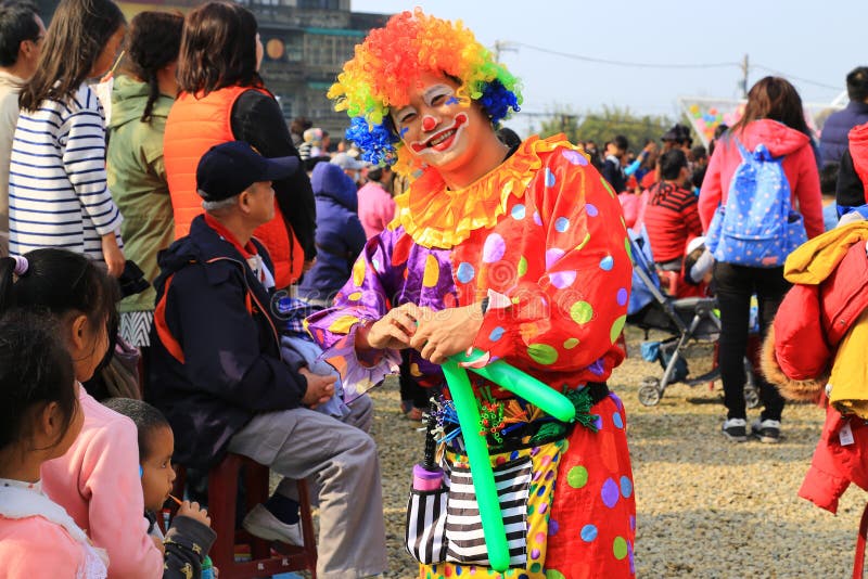 Un clown Is Making un animal de Baloon pour Little Boy photographie stock libre de droits Un clown Is Making un animal de Baloon pour Little Boy photographie stock libre de droits