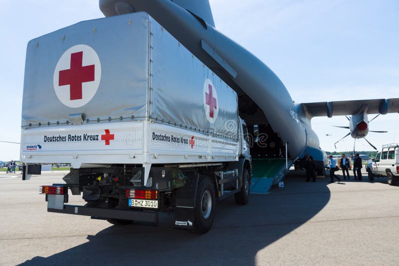 Un coche con la ayuda humanitaria de la Cruz Roja alemana
