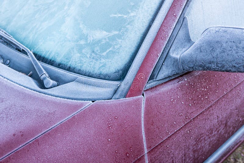 Un coche cubierto en helada e hielo foto de archivo libre de regalías Un coche cubierto en helada e hielo foto de archivo libre de regalías