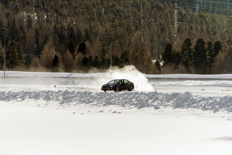 Un coche de deportes en el hielo que apresura y que quema cansa en invierno en un piste nevoso del hielo imagen de archivo Un coche de deportes en el hielo que apresura y que quema cansa en invierno en un piste nevoso del hielo imagen de archivo