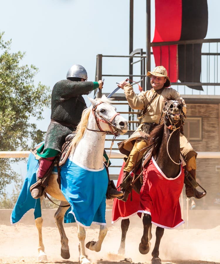 Un Participant De Festival De Chevalier S'est Habillé Dans Un Costume  Samouraï Disposé Pour Un Combat Avec Une épée De Mousse Ave Image stock  éditorial - Image du casque, antiquité: 114131189