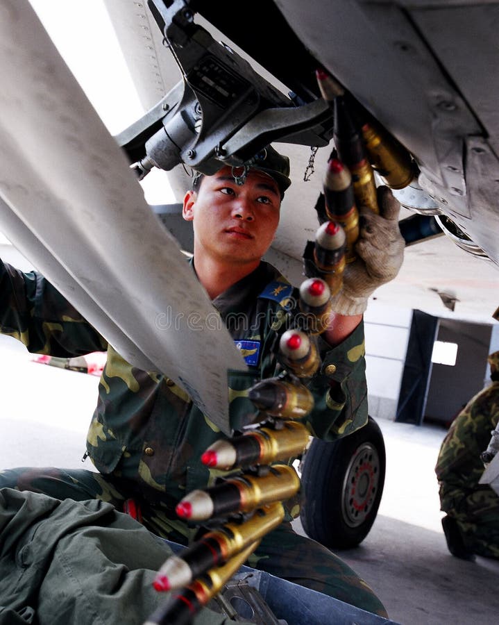 Un combattant de l'Armée de l'Air d'armée de la libération des jeunes au jeu d'air de combattant image stock Un combattant de l'Armée de l'Air d'armée de la libération des jeunes au jeu d'air de combattant image stock