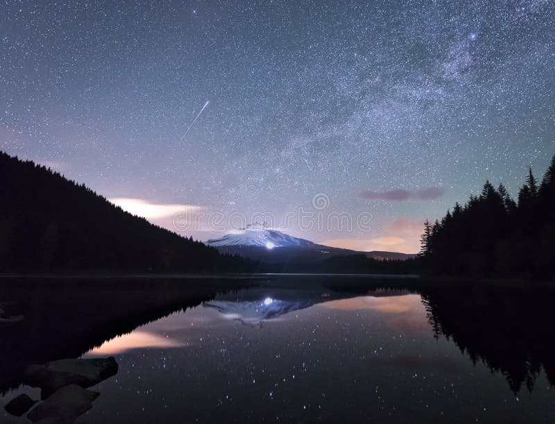 Un cometa y subidas de la vía láctea sobre la capilla del Mt imagenes de archivo Un cometa y subidas de la vía láctea sobre la capilla del Mt imagenes de archivo