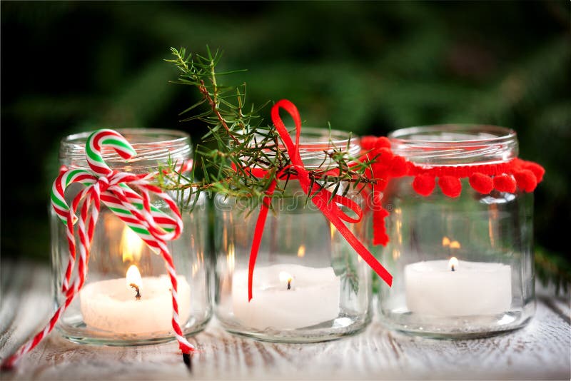 Un Comodo Sistema Di Home Page Per Le Vacanze Decorazione Natalizia Con  Candele in Barattoli Di Vetro Decorati Con Nastro Rosso Fotografia Stock -  Immagine di vaso, felice: 198105496