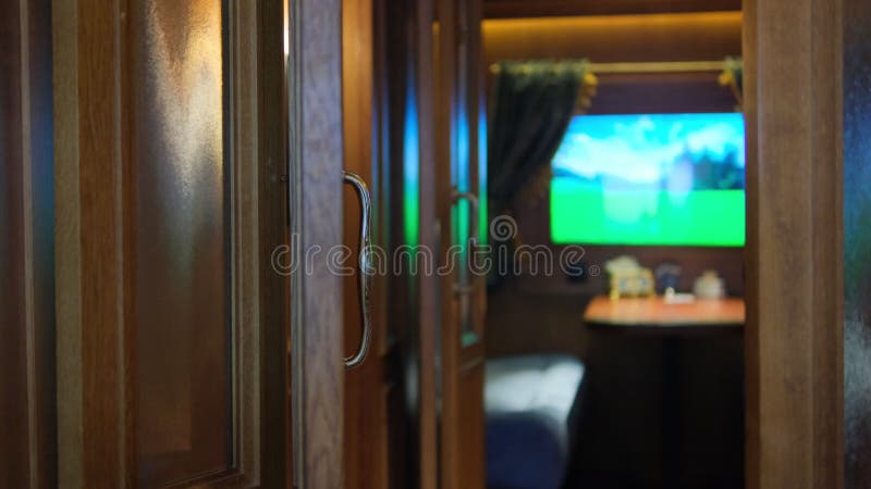 Un compartiment de train nostalgique avec des portes en bois un lit douillet une petite table et une fenêtre arborant un vert mouv banque de vidéos